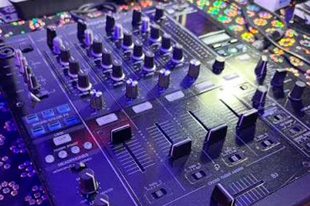 Reparación de mesa de mezcla Pionner DJM 900 sin sonido